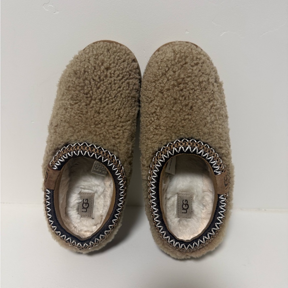 UGG Tazz Maxi Curly Used good condition women’s size 8